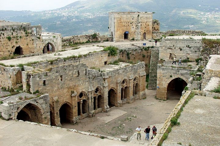 بالصور..قلعة الحصن التاريخية السورية في محافظة حمص